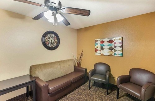 Brookfield Apartment | 2 Queen Beds | Mobil Access Tub Nsmk Kitchen
