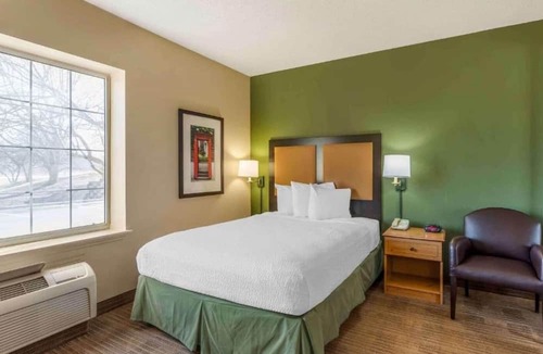 Vernon Hills Apartment | Studio 6 Vernon Hills|Relax Queen Bed,Nsmk|Kitchen