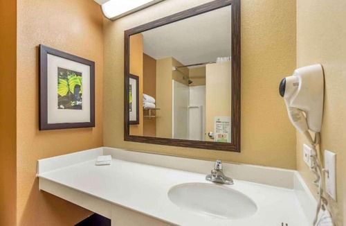 Vernon Hills Apartment | Spacious 2 Queen Beds,Nsmk|Kitchen|Studio 6 Vernon Hills
