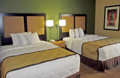 Vernon Hills Apartment | Spacious 2 Queen Beds,Nsmk|Kitchen|Studio 6 Vernon Hills