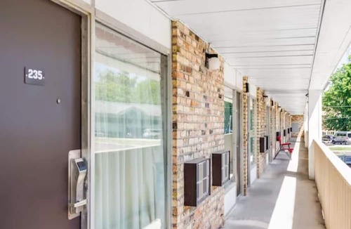 Muskegon Heights Hotel | Enjoy Inviting Retreat Near Lakeshore Museum Center and Muskegon Adventures