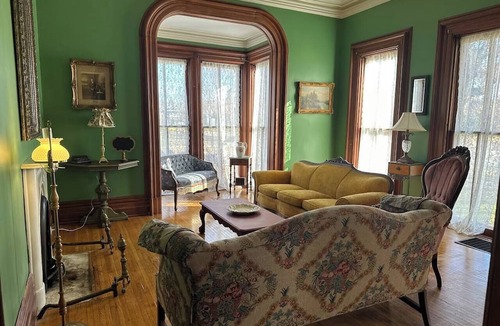 Nelson House | 1865 Historic Sibley House - 4-bedroom House in Downtown Muskegon