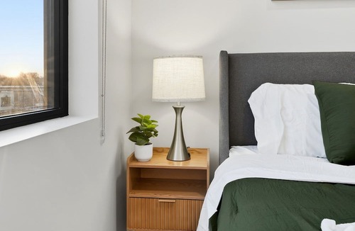 Edgewater Beach Apartment | Edgewater Apt with Free Parking, Gym, City Living