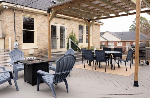 Caddo Heights-South Highlands House | Pelican Porch/Relaxing Stay in Perfect Location
