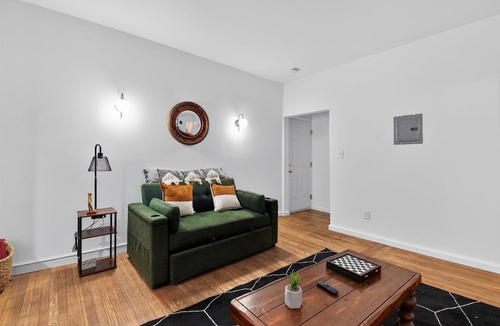 Midtown Apartment | Cozy 1 Queen bed apartment and Sofa Queen bed in peaceful Downtown Detroit
