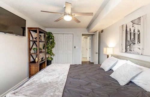 West Plaza House | West Plaza Charmer I - Duplex 2 Bedroom 1 Bath Off Street Parking in Kansas City