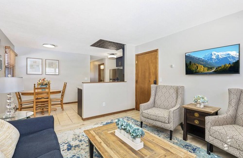 Fridley Apartment | Fresh & Fabulous Fridley #2 Modern 2 BR Renovated Pet-Friendly Fenced Yard