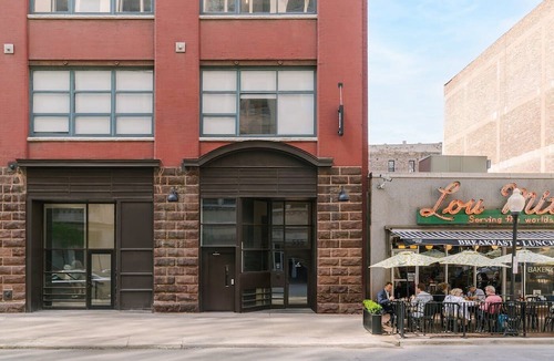 West Loop Gate Apartment | LIVN West Loop Chicago Classic Queen Studio