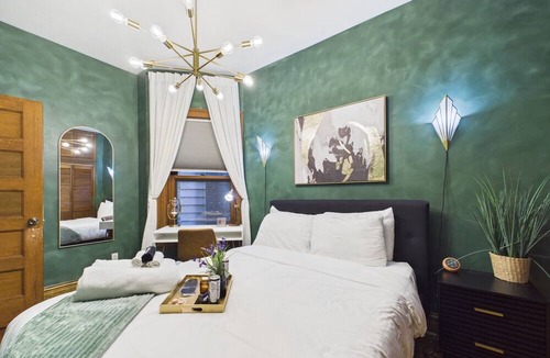 Lakeview Apartment | Premier 3BR Art Deco retreat with garage.