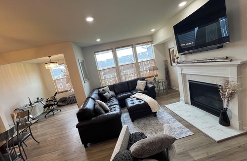 Milford Condo | LUXURY Comfy Condo in Charming Milford