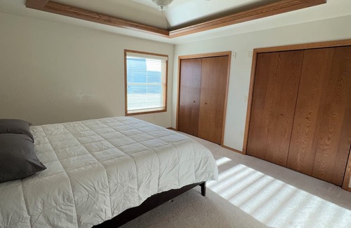 De Pere Condo | Lovely 3-bedroom condo with AC in De Pere, WI. 10 min drive from Lambeau field.