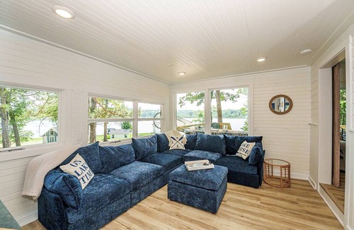 Mecosta Cottage | Lakefront | Sauna, Kayaks, Fire Pit, & Huge Deck