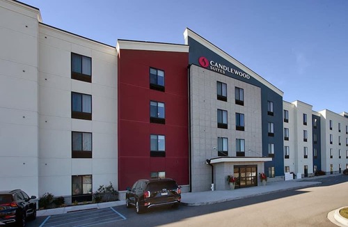 Macomb Hotel | Fully Equipped Studio with Kitchen and Swimming Pool Perfect for Extended Stays