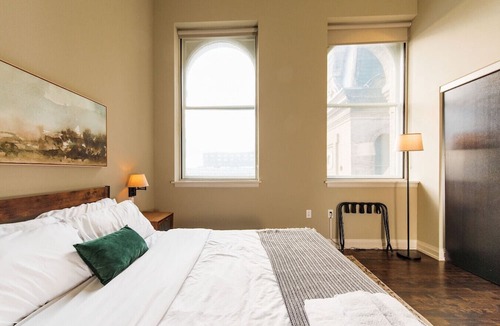 East Town Apartment | Downtown Luxe 2BR Loft Apt | Sleeps 8 | Walkable