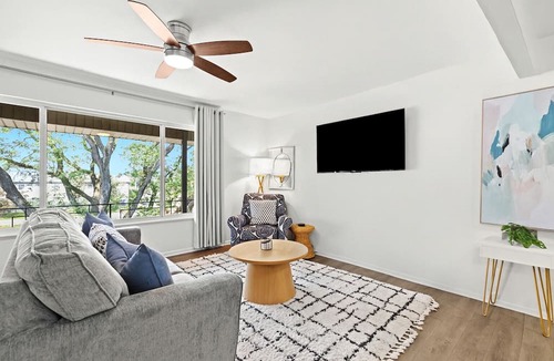 Royal Oak Apartment | New! Modern Upper Flat in Prime Royal Oak Location