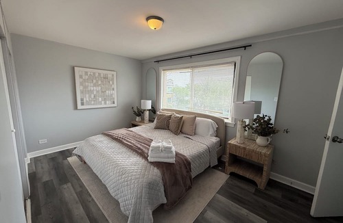 Oak Park Apartment | Elevated & Elegant 4 BD 2BA apartment 25 min to downtown