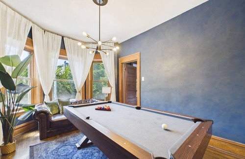 Wrigleyville Apartment | Premier 4BR Art Deco suite with garage.