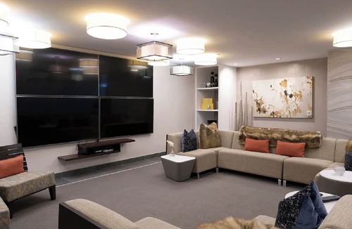 Downtown Kansas City Apartment | Kansas City King Lux Retreat - Massage Chair - Gym - Free Parking