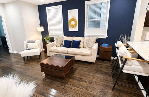 Roscoe Village Apartment | Welcome to this four bedroom, two bathroom apartment located in the neighborhood of Lakeview.