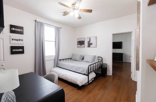 Broadmoor Apartment | Spacious 2BR/1.5BA, by Ochsner Baptist & Touro, Furnished, WiFi, W/D & Parking