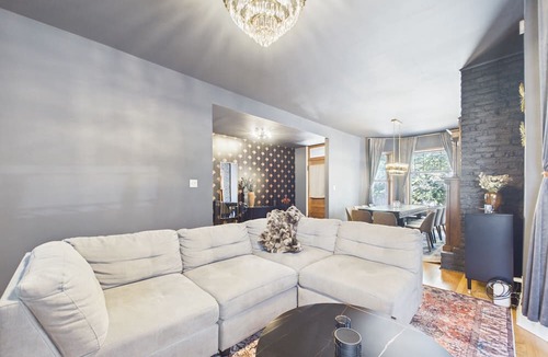 Wrigleyville Apartment | The Dakin Estate: A refined 4BR Art Deco speakeasy duplex in Wrigleyville. Featuring curated interiors, elevated finishes, and a private entertainment lounge just minutes from Wrigley Field, dining, nightlife, and Chicago’s iconic attractions.
