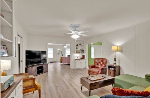 Springlake House | Retro Time Capsule · Mid-Century 3BR · Sleeps 9
