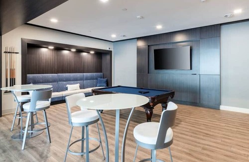 Lower East Side Apartment | East Side Luxury 1BR Apt - Near Brady St with Balcony and Lounge - Sleeps 4