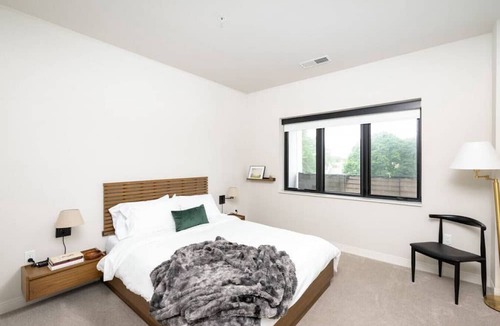 Lower East Side Apartment | East Side Luxury 1BR Apt - Near Brady St with Balcony and Lounge - Sleeps 4
