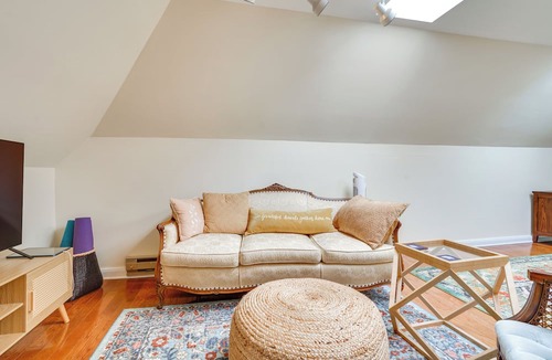Summit - University Apartment | Studio in Historic Cathedral Hill Neighborhood!