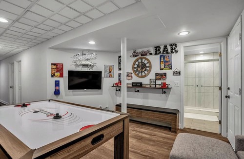 Wrigleyville Apartment | 2-Story 4-Bedroom Condo: 3-minute walk to Wrigley Field. King Bed