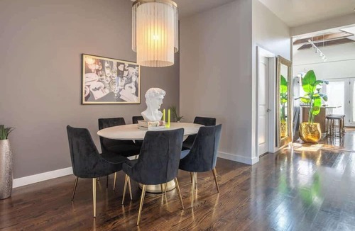 North Center Apartment | Duplex 3 Bed 2 Bath Apt Steps from Lincoln Square