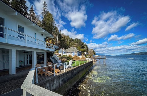 Shelton House | Large Private Family Beach House | Hot Tub Firepit Kayaks Mini Golf