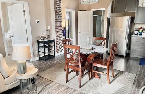 St. Louis House | ☆ Two Homes in One Stay ☆ Families & Groups ☆ Minutes to Downtown ☆