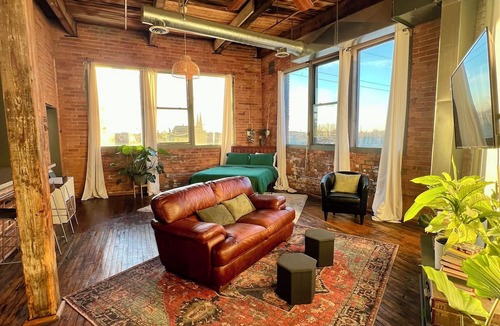 Detroit Apartment | 420 Loft Canada Bridge View - FREE PARKING - FREE WIFI