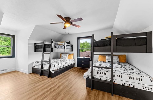 Reeds Spring House | Luxury Cabin w/hot tub, pet frdnly, cmty pool