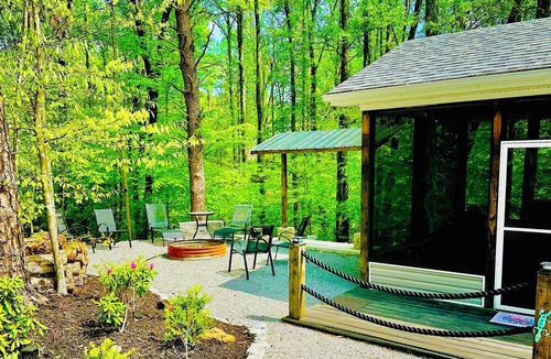 Jamestown Cottage | Harbor Hideway is a cozy, romantic gem minutes away from Jamestown Marina!