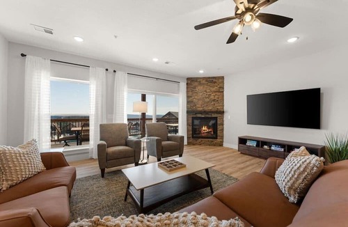 Kimberling City Condo | Lazy River! Hot Tub! Shuffleboard!