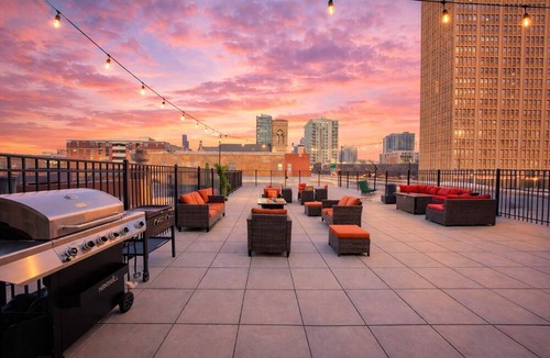 Near South Side Apartment | Spacious 2BR Group Retreat Near McCormick Place