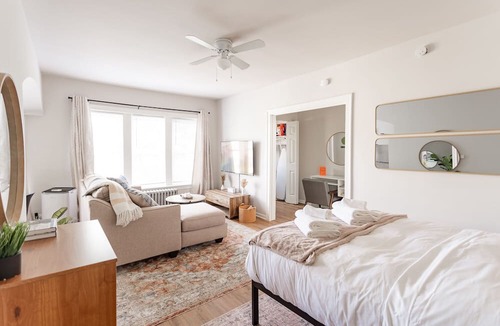 Rogers Park Apartment | Stylish and Comfy Studio near Loyola Park