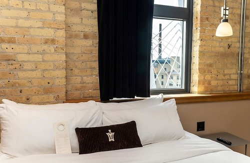 Fifth Ward Hotel | Cream Studio at The Iron Horse Hotel, Pets Allowed | Discovery World –1.6 miles