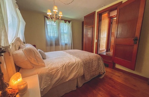 Dowagiac Cottage | Be home away from home @ Charming Chestnut Cottage
