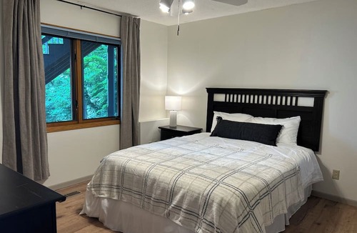 Annandale House | Lakehouse + Guesthouse Retreat with hot tub - Pontoon & Jet Ski Rental