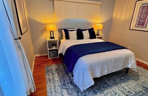 Miller Beach House | Cozy Family Getaway- 4 Blocks From The Beach!