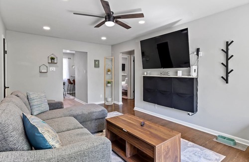 Milwaukee Apartment | MKE 2 Bed W/PKNG 15M Downtown