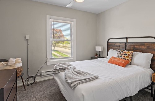 North Milwaukee Apartment | Charming 2BD W/Parking 15 Mins from Downtown