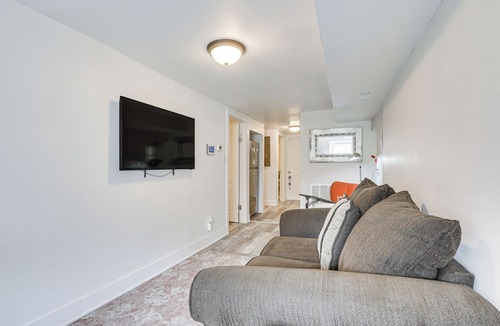 Woodlawn Apartment | 2MI to Obama Center - Pet-Friendly near UOC!