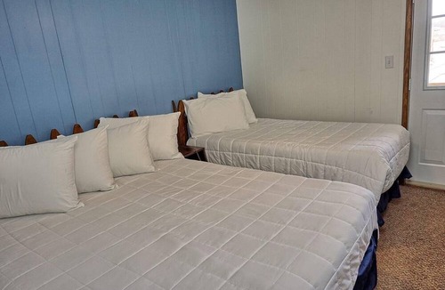Eddyville House | Townhouses 3 & 5 (Sleeps 1-10) - Offer a Full Size Kitchen/Sitting Area, 2 Full size bathrooms with tub/shower units, 3 Queen beds, 1 twin bed, 2 Full Beds.