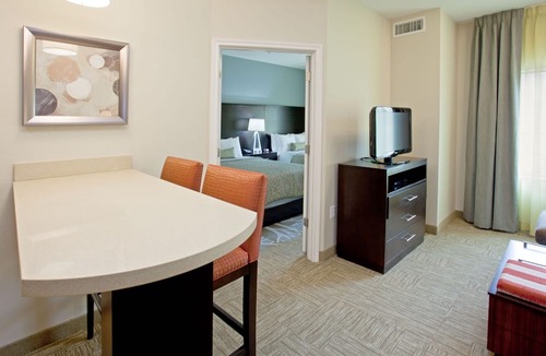 Utica Condo | Equipped Suite | Free Daily Breakfast, 24h Business Center + Seasonal Pool