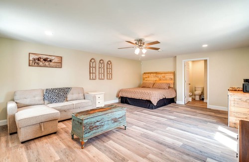 Treloar Apartment | Studio Stay w/Deck in Missouri Wine Country