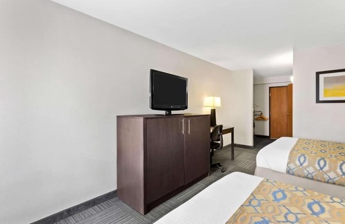Naperville Hotel | Cozy Naperville Stay – Free Breakfast & Parking Near Downtown!